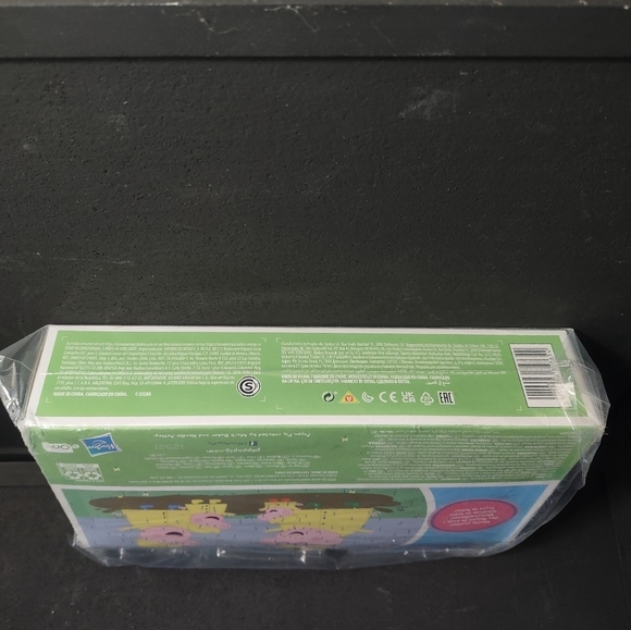 NWT Peppa pig Little Red car and Peppa family rainy day - Picture 9 of 9